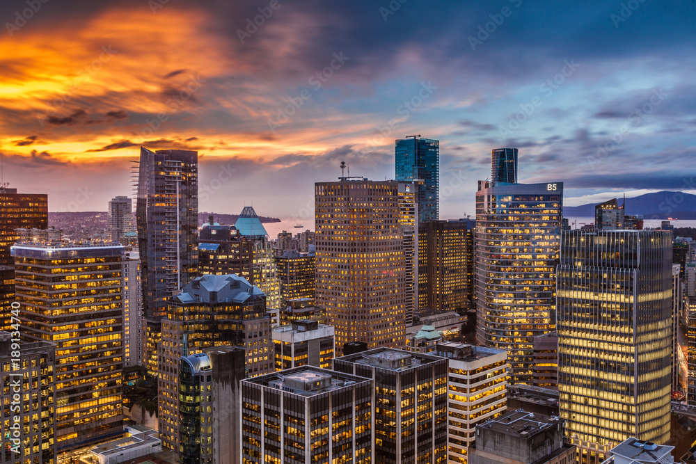 Naklejka premium Sunset in downtown