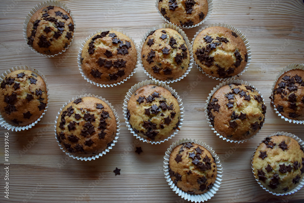 Wunschmotiv: Top view of vanilla muffins whit chocolate crumbs #189139745