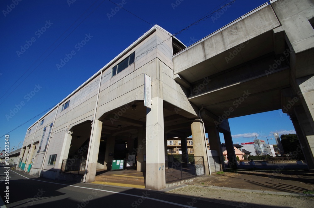 郊外の高架駅