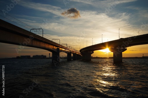 夕方の海と橋