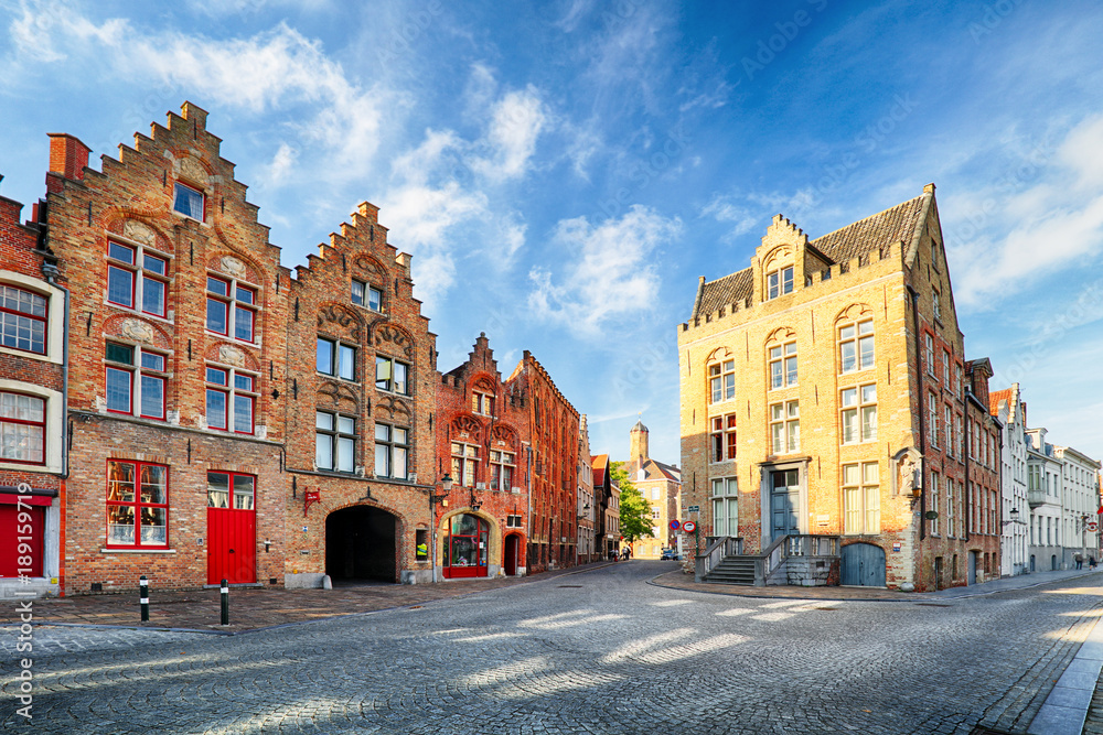 Fototapeta premium Brugia - widok na plac Jana Van Eycka i kościół w Brugii, Belgia