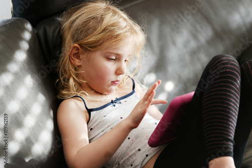 Canvas Print blondes mädchen mit tablet