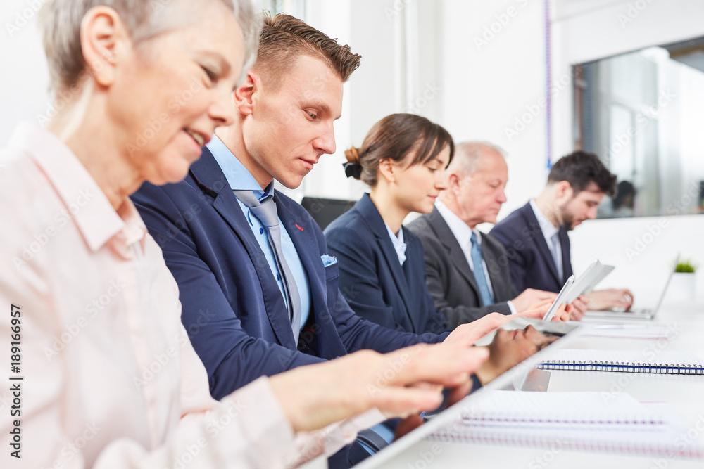 Business Gruppe arbeitet digital mit Tablet Computer Business Gruppe arbeitet digital mit Tablet Computer