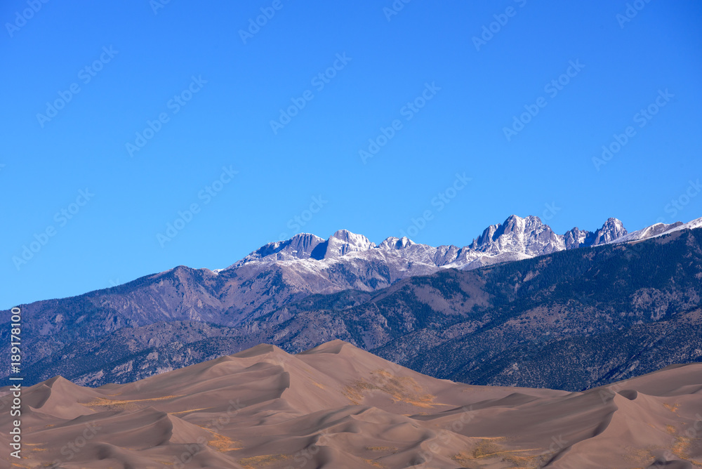 Naklejka premium Great Sand Dunes National Park with blue sky