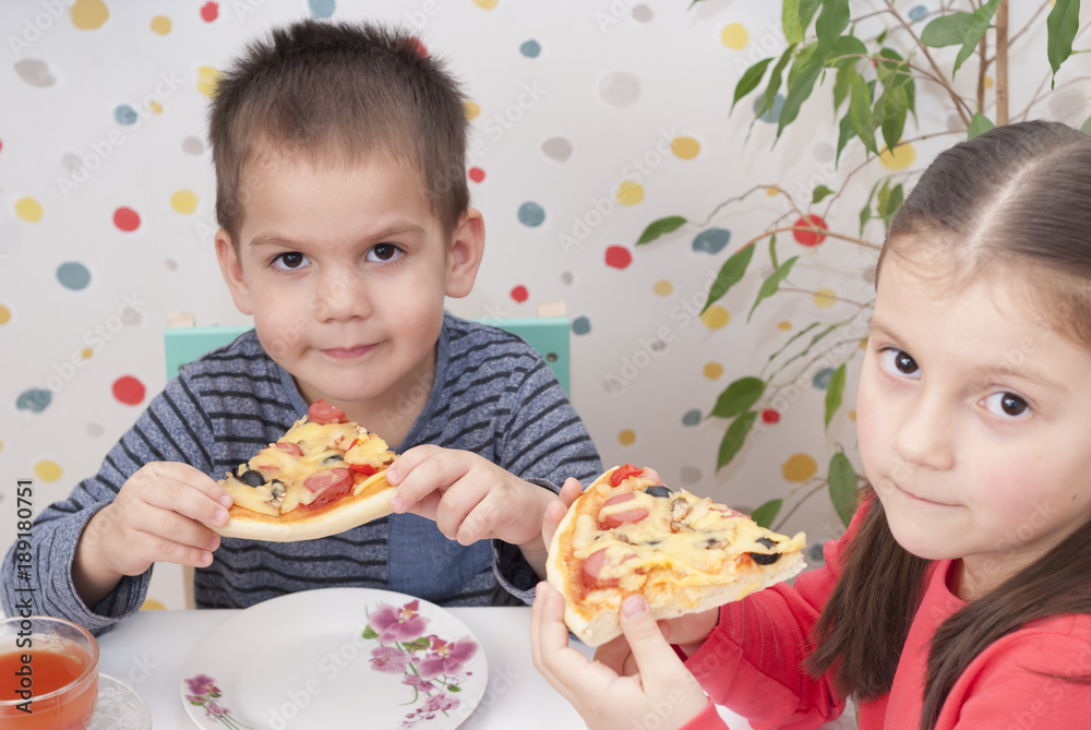 children eat pizza