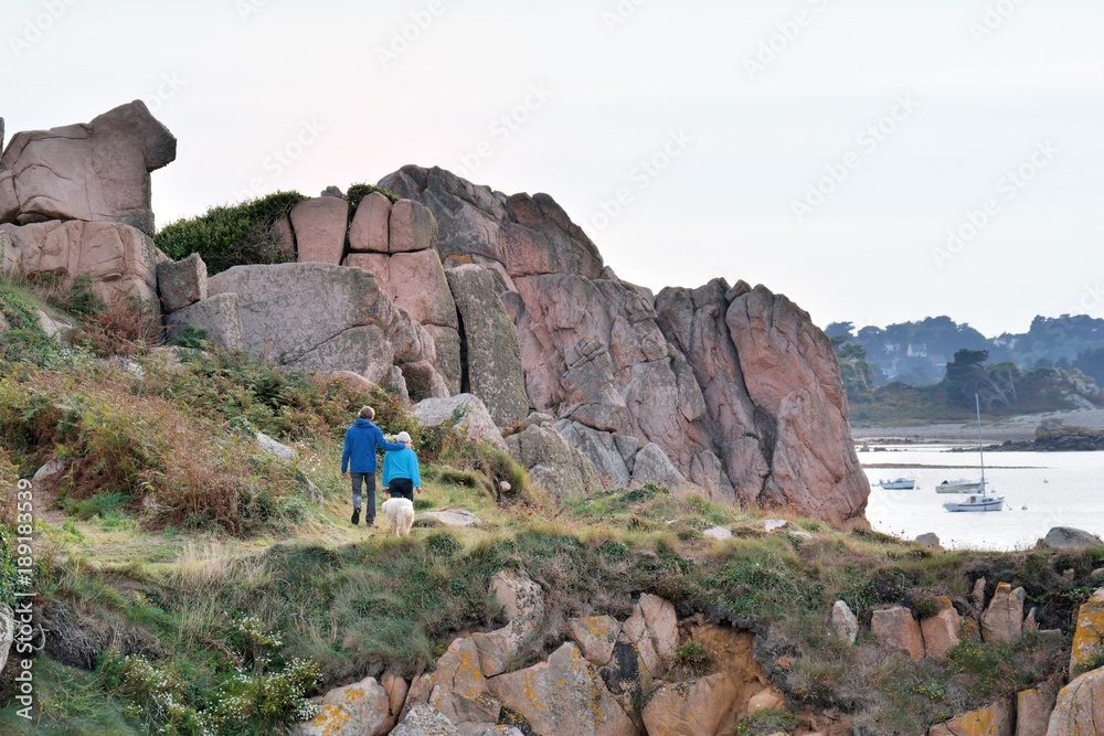 Le sentier de randonnée au milieu des énormes rochers de Plougrescant Pors-Scaff en Bretagne