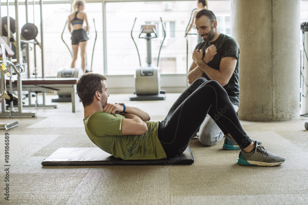 Obraz premium Man Doing Crunches at Gym