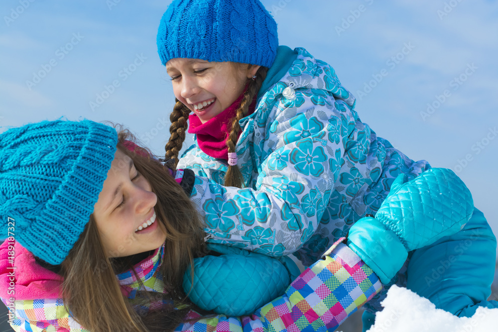 zabawa dzieci na śniegu - obrazy, fototapety, plakaty 