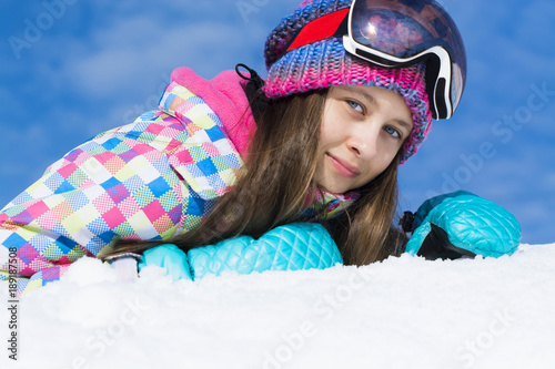 piękna dziewczyna na śniegu