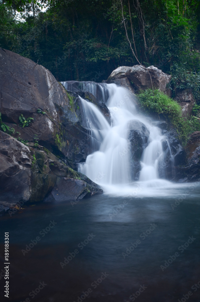 Obraz premium Phu Sai Dao Waterfall, Phu Soi Dao National Park, Utaradit, Thailand.