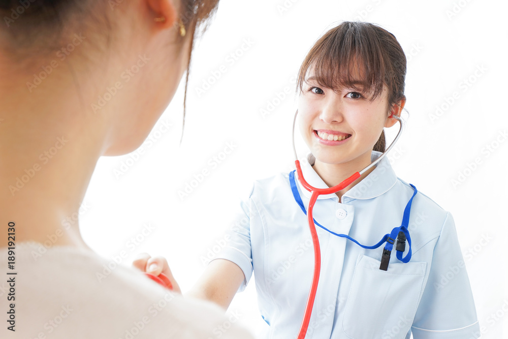 診察をする看護師と患者 診察をする看護師と患者