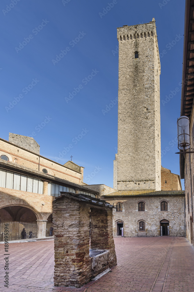 Ancient well in Pecori square, San Gimignano, Siena, Tuscany, Italy