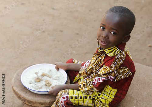 Fototapet Eating in Africa - Little Black Boy Hunger Symbol