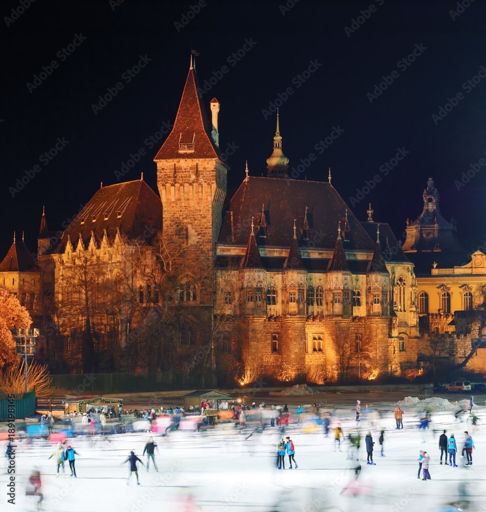 Obraz premium Ice rink against Vajdahunyad castle in Budapest at night