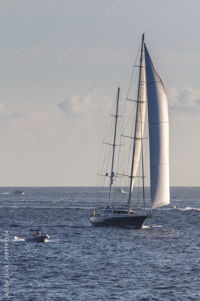 Obraz premium Sailboat sailing in the evening