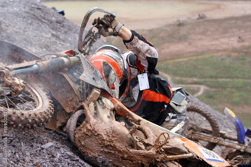 Obraz premium Motocrossfahrer am Steilhang