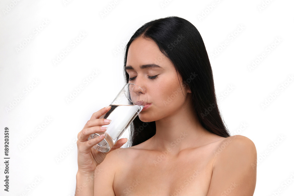 Hübsche Frau trinkt Wasser aus einem Glas