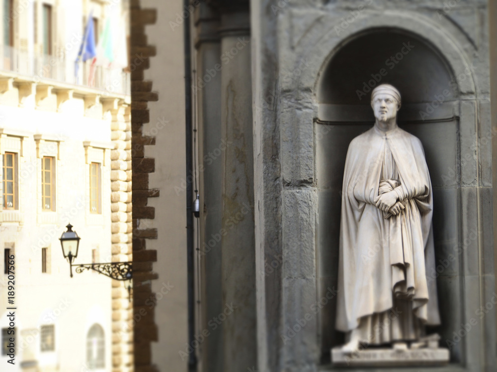 Italia, Toscana, Firenze,loggiato degli Uffizi,statua dell'Orcagna.