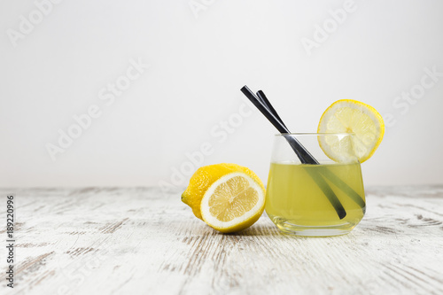 Bicchiere e bottiglia di limonata photo