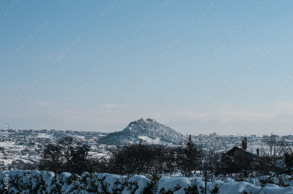 Obraz na plátně vista sul castello monforte ed i monti di Campobasso innevati poco prima del tra