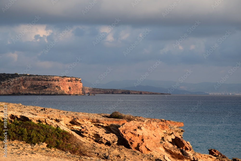 Die Costa de Tramuntana auf Formentera im Sonnenaufgang