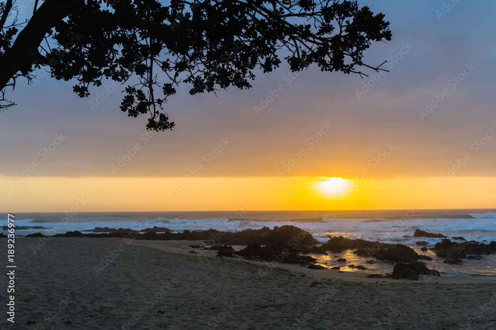 Obraz premium Beach Ocean Dawn Rocks Scenic Dawn Sunrise