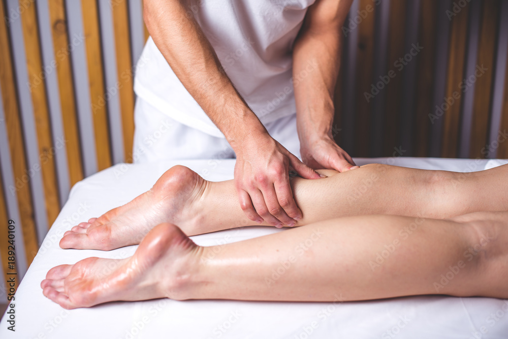Φωτογραφία A view of the client's feet and the hands of the masseur.