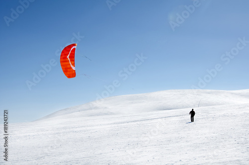 Karda rüzgarlı havada paraşüt ile kayak. Kayseri Erciyes.