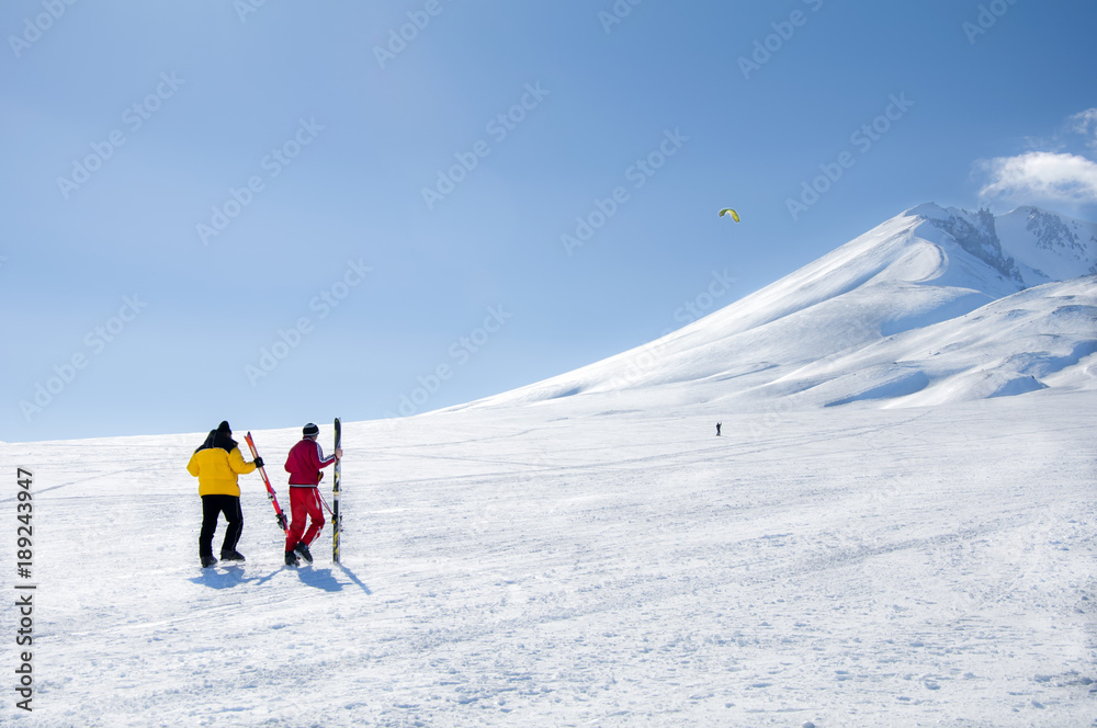 Karda kayak yapan insanların yürüyüşü. Kayakçılar tatilde.