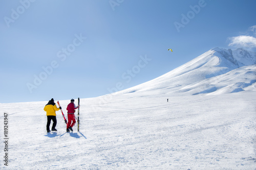 Karda kayak yapan insanların yürüyüşü. Kayakçılar tatilde.