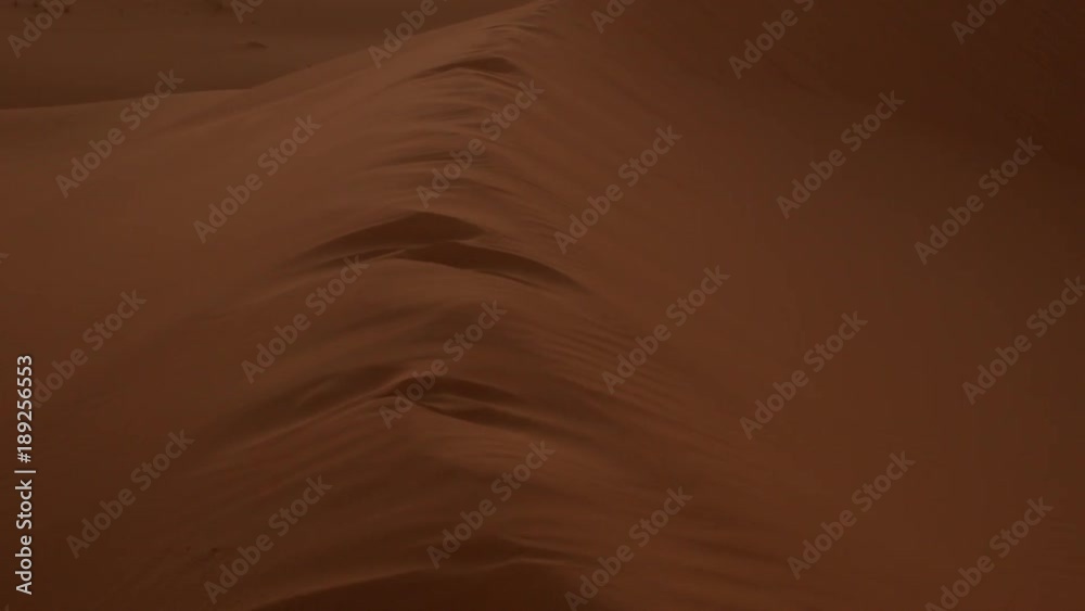 Lever de soleil sur les dunes de sable du Sahara, au Maroc