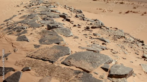 Erg et reg dans le désert du Sahara, dans le sud du Maroc