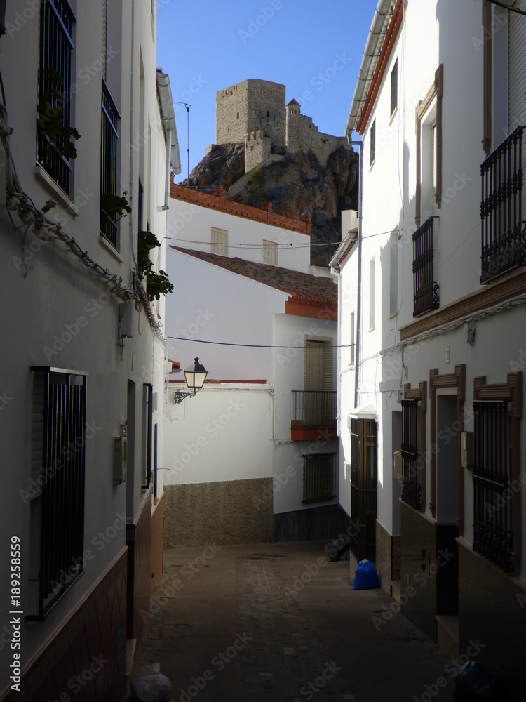 Olvera, pueblo de Cádiz, en la comunidad autónoma de Andalucía (España) incluido en la comarca de la Sierra de Cádiz, y dentro del partido judicial de Arcos de la Frontera