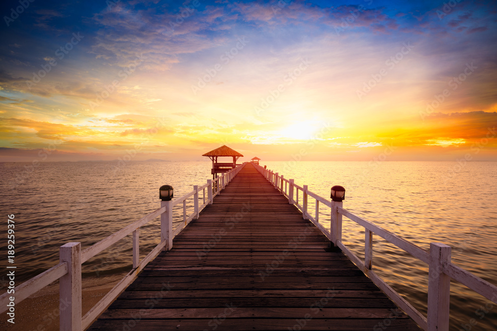 Fototapeta premium Drewniane molo między zachodem słońca w Phuket
