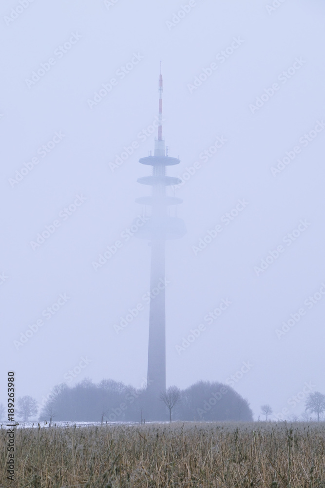 Obraz premium Fernmeldeturm im Nebel