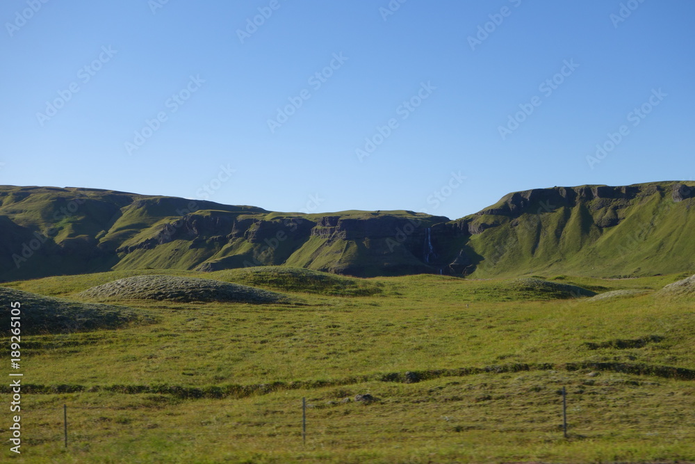 夏のアイスランド、緑の丘