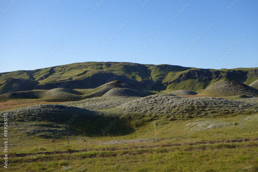 夏のアイスランド、緑の丘