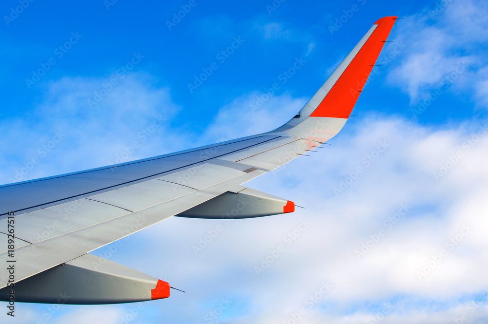 Fototapeta premium Blue sky and sun view over the wing of the plane