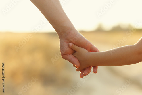 Father holds daughter by the hand © Vagengeim