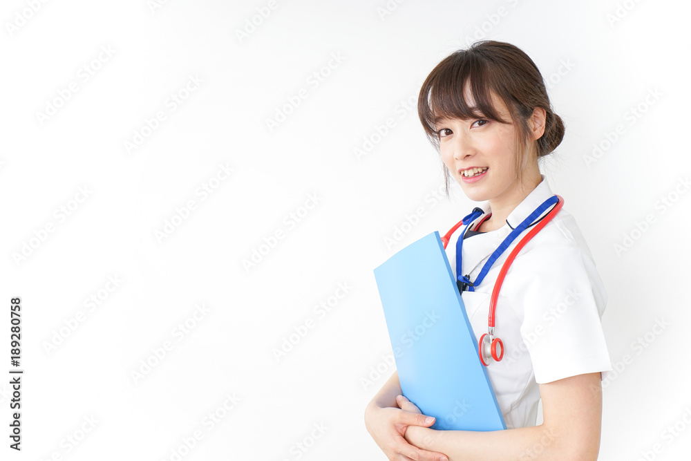 病院で勤務する看護師 病院で勤務する看護師