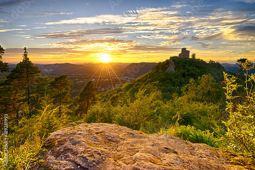 Burg Trifels bei Sonnenuntergang