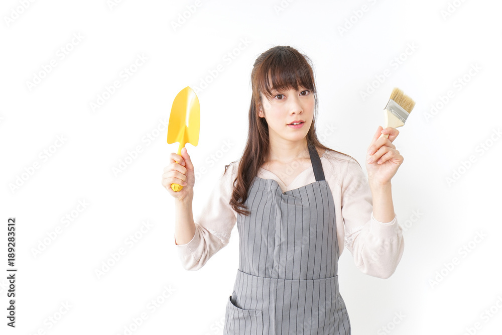 DIYをする若い女性