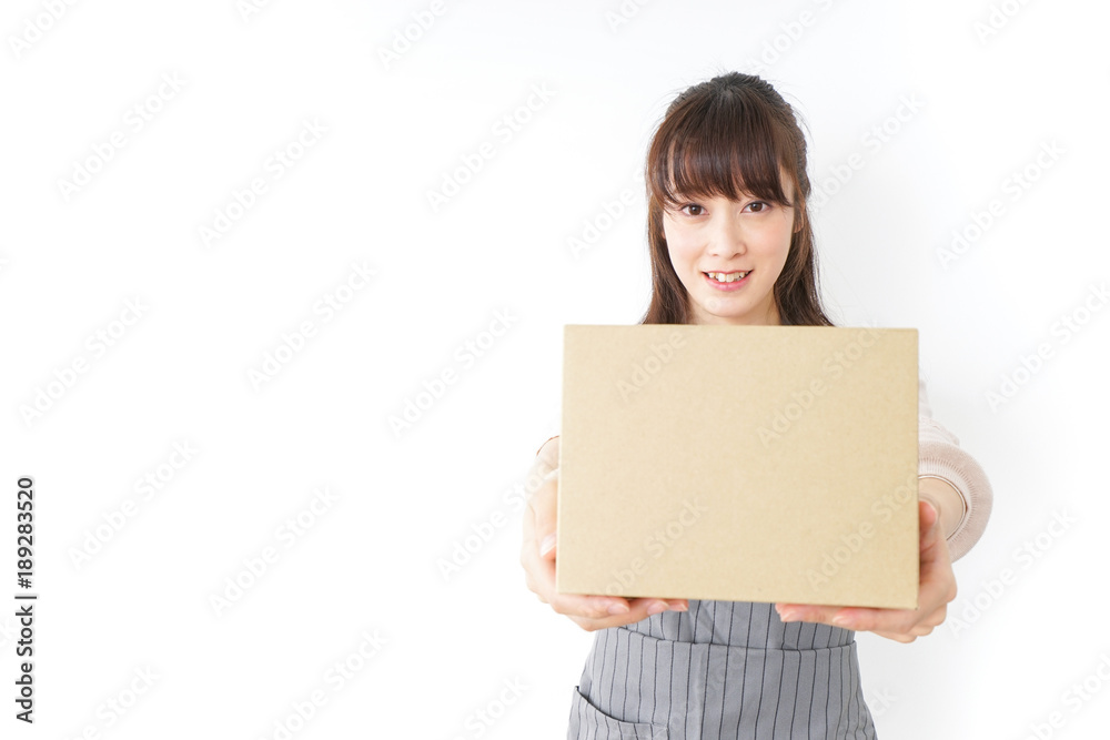 DIYをする若い女性 DIYをする若い女性