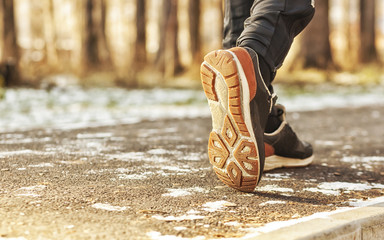 Sierkussen Joggen Jongeman joggend in winters park  © SkyLine