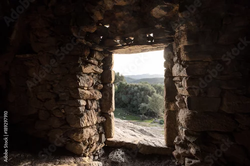 Fototapeta Widok przez drzwi domu Troglodyte w Ostriconi na Korsyce