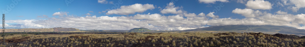 Panorama der beiden höchsten Berge des Pazifiks, Mauna Kea und Mauna Loa auf Big Island, Hawaii, USA.