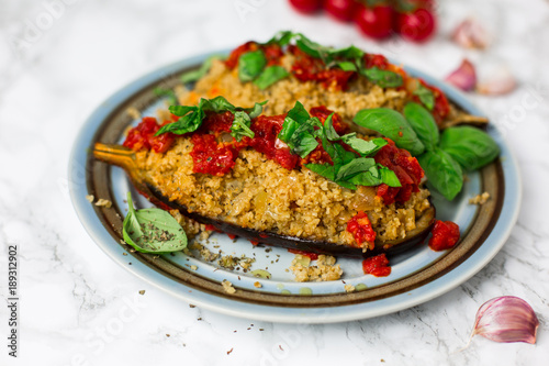 Gefüllte Aubergine mit Bulgurweizen im Tomatenbett