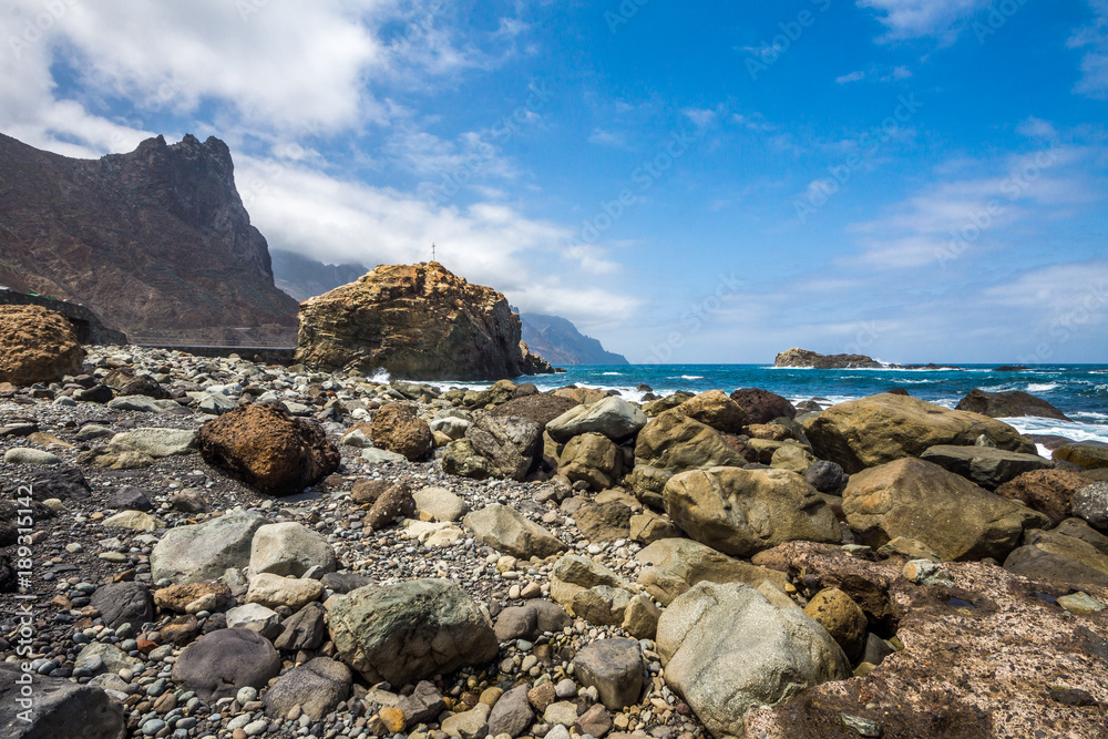 Die felsige Küste bei Almaciga im Norden der Kanareninsel Teneriffa