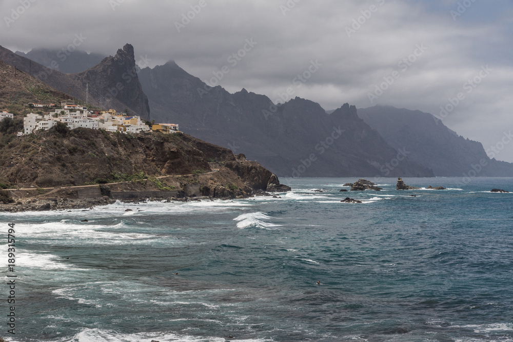 Gewitterwolken über der felsigen Nordküste Teneriffas