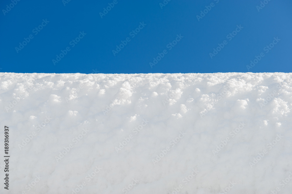 Obraz premium white snow surface and blue sky. Winter day.